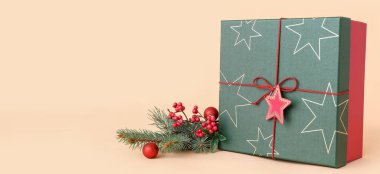 Bej arkaplanda Noel hediyesi kutusu ve dekor metin için boşluk
