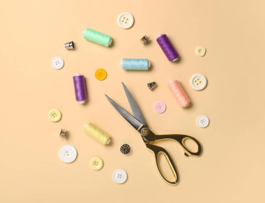 Renk arkaplanına makas ve dikiş malzemeleri