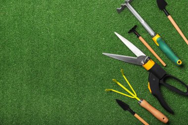 Yeşil çimen arka planında bahçe araçları