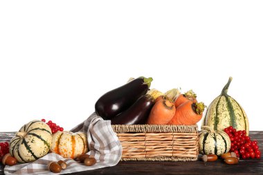 Taze sebzeler, viburnum üzümleri ve beyaz arka planda ahşap masada meşe palamudu. Hasat festivali