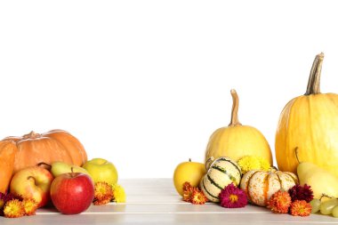 Beyaz arka planda taze sebze, meyve ve kasımpatı çiçekli kompozisyon. Hasat festivali
