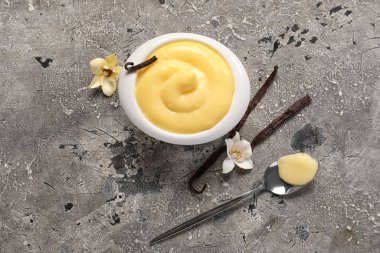 Arkaplanda lezzetli vanilyalı puding ramekin