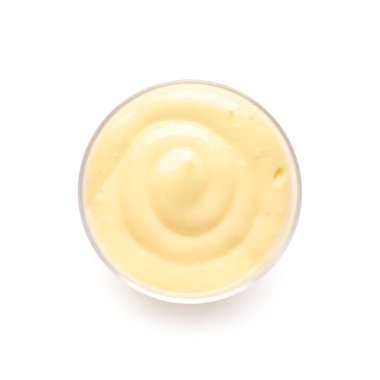 Beyaz arka planda izole edilmiş bir bardak vanilyalı puding.