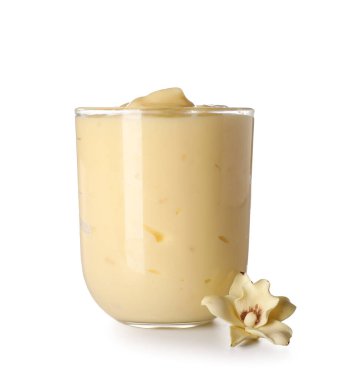 Beyaz arka planda bir bardak vanilyalı puding.