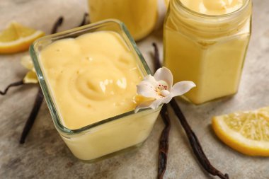 Bir kase lezzetli vanilyalı puding. Arka planda, yakın plan.