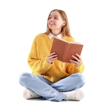 Beyaz arka planda oturan sarı kazaklı genç bir kadın.