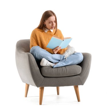 Üzgün genç bir kadın beyaz arka planda kitap okuyor.