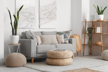 Kanepe, puf ve 3 boyutlu tekstil sanat eserleriyle modern oturma odasının içinde.