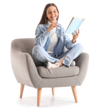 Beyaz arka planda yumuşak koltukta oturan güzel bir kadın.