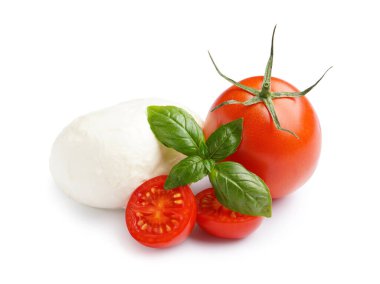 Beyaz arka planda lezzetli mozarella peyniri ve domatesler.
