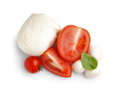 Beyaz arka planda lezzetli mozarella peyniri ve domatesler.