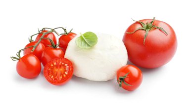 Lezzetli mozarella peyniri ve beyaz arka planda olgun domatesler.