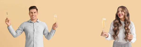 Щасливий Чоловік Жінка Різдвяними Блискітками Шампанським Бежевому Фоні Простором Тексту — стокове фото
