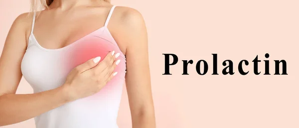 Jonge Vrouw Controleert Haar Borst Roze Achtergrond Gezondheid Van Prolactine — Stockfoto
