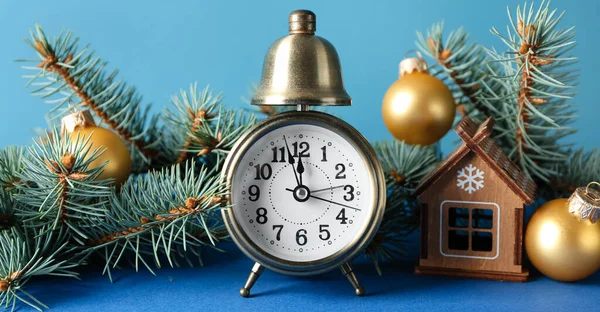 Wecker Mit Festlicher Dekoration Auf Blauem Hintergrund Weihnachts Countdown — Stockfoto