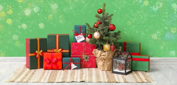 Árvore Natal Presentes Diferentes Perto Parede Verde Quarto — Fotografia de Stock