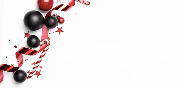 Krásná Vánoční Kompozice Kuličkami Cukrovou Třtinou Bílém Pozadí Prostorem Pro — Stock fotografie