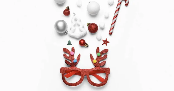 Mooie Kerstcompositie Met Feestbril Witte Achtergrond — Stockfoto