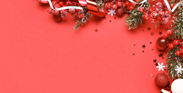 Bela Composição Natal Fundo Vermelho Com Espaço Para Texto — Fotografia de Stock