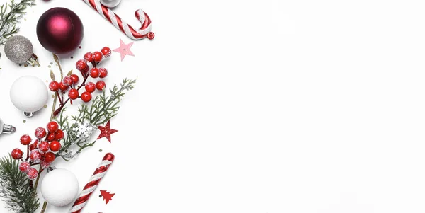 Krásná Vánoční Kompozice Kuličkami Větvemi Stromů Bílém Pozadí Prostorem Pro — Stock fotografie