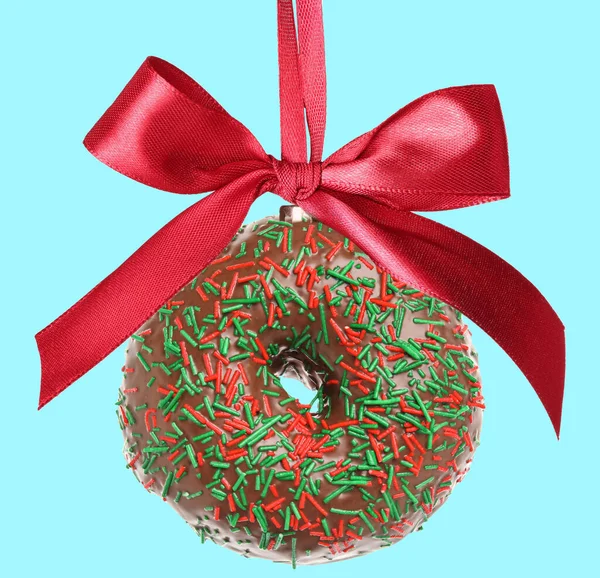 Açık Mavi Arka Planda Noel Oyuncağı Gibi Lezzetli Donut — Stok fotoğraf