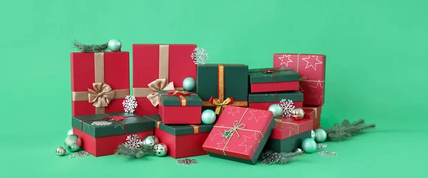 Mnoho Vánoční Dárkové Krabice Dekorace Zeleném Pozadí — Stock fotografie