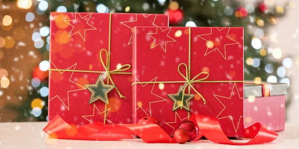 Χριστουγεννιάτικα Κουτιά Δώρων Στο Τραπέζι Φόντο Θολή — Φωτογραφία Αρχείου