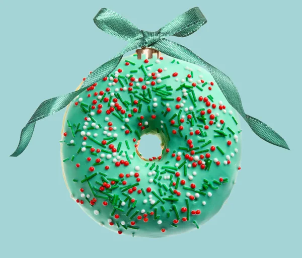 Köstlicher Donut Als Weihnachtskugel Auf Hellblauem Hintergrund — Stockfoto