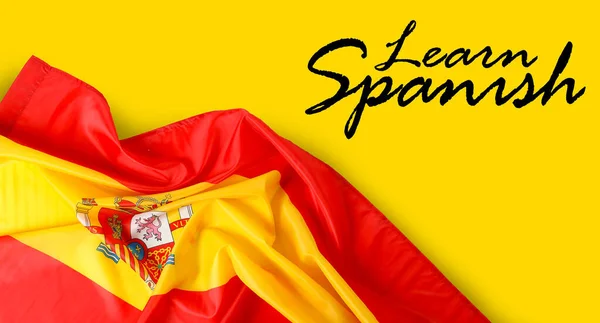 テキスト スペインのスペイン語とフラグを黄色の背景に学ぶ — ストック写真