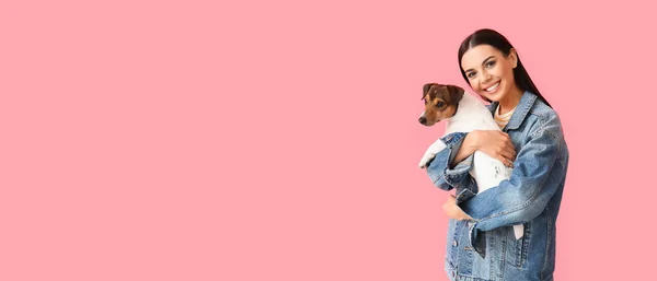 Glad Ung Kvinna Och Söt Hund Rosa Bakgrund Med Utrymme — Stockfoto