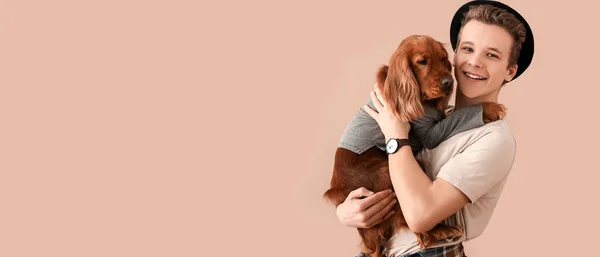 Tiener Jongen Schattige Hond Beige Achtergrond Met Ruimte Voor Tekst — Stockfoto
