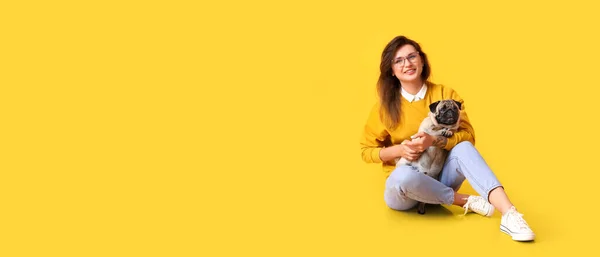 Νεαρή Γυναίκα Χαριτωμένο Σκυλί Pug Κίτρινο Φόντο Χώρο Για Κείμενο — Φωτογραφία Αρχείου