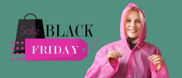Vacker Mogen Kvinna Regnrock Grön Bakgrund Black Friday Försäljning — Stockfoto