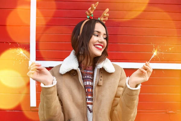 Dışarıda Noel Havai Fişekleri Ile Gülümseyen Genç Kadın — Stok fotoğraf
