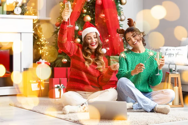 Young Women Celebrating Christmas Video Chatting Friends Home — Stock Photo, Image