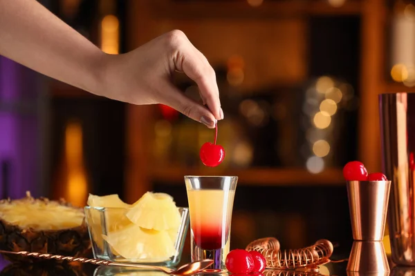 Bartender Decorado Saboroso Abacaxi Cabeça Para Baixo Coquetel Bolo Com — Fotografia de Stock