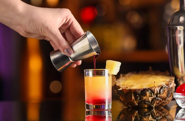 Barman Verser Savoureux Cocktail Ananas Upside Cake Dans Verre Sur — Photo