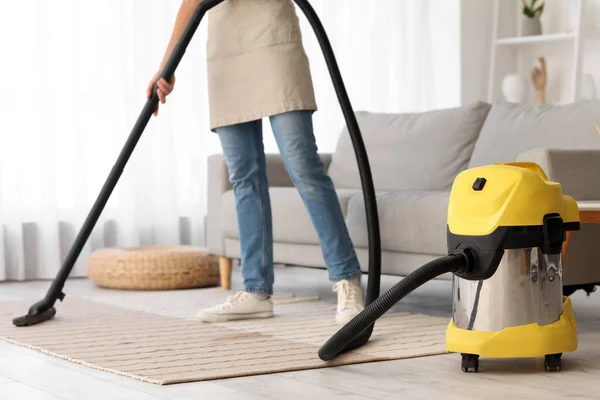 Junge Hausfrau Putzt Teppich Hause Mit Staubsauger — Stockfoto