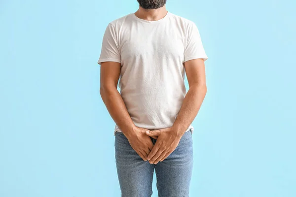 青い背景に前立腺の問題を持つ男 — ストック写真