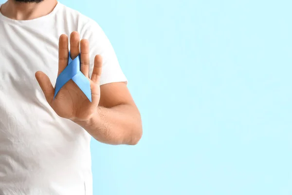 Άνθρωπος Μπλε Κορδέλα Ευαισθητοποίησης Στο Φόντο Χρώμα Closeup Έννοια Του — Φωτογραφία Αρχείου