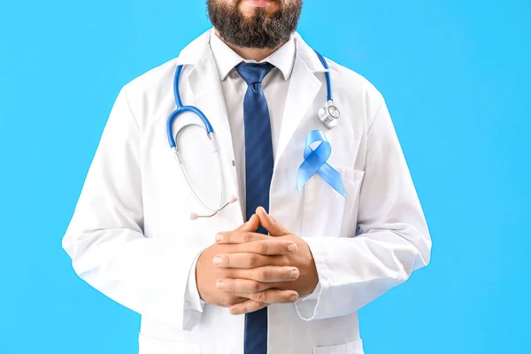 Mavi Farkındalık Kurdelesi Olan Erkek Ürolog Prostat Kanseri Kavramı — Stok fotoğraf
