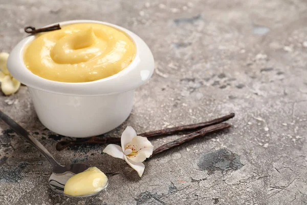 Arkaplanda lezzetli vanilyalı puding ramekin
