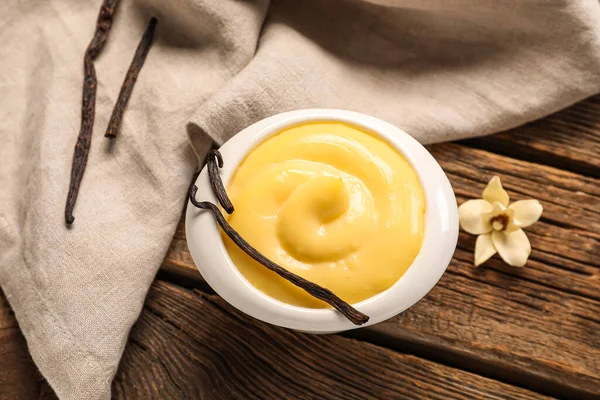 Tahta arka planda vanilyalı puding ramekin