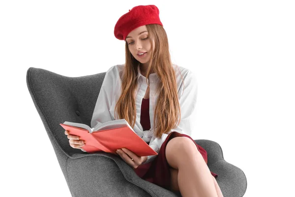 スタイリッシュな若い女性読書本でArmchair上の白の背景 — ストック写真