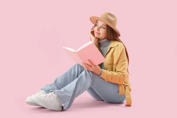 Young Woman Book Sitting Pink Background — Stock Photo, Image