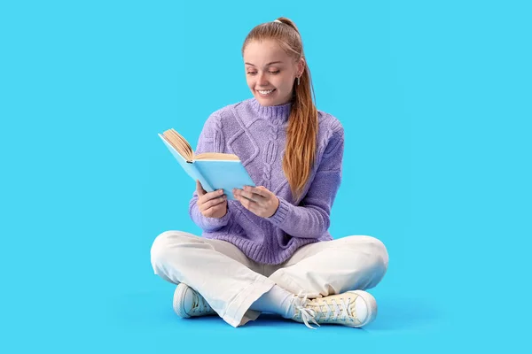 Mujer Joven Leyendo Libro Sobre Fondo Azul — Foto de Stock