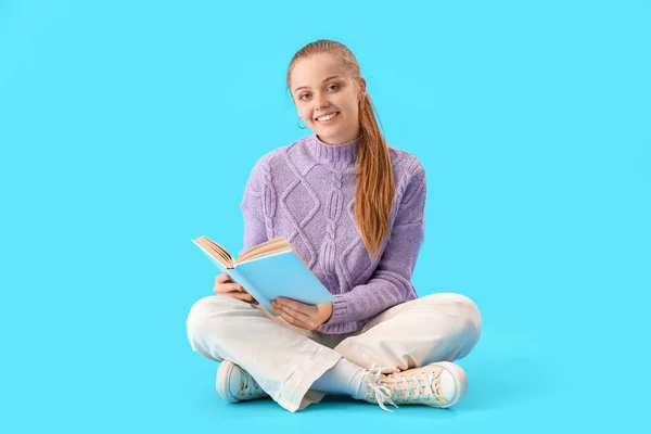 Young Woman Reading Book Blue Background — Stock Photo, Image