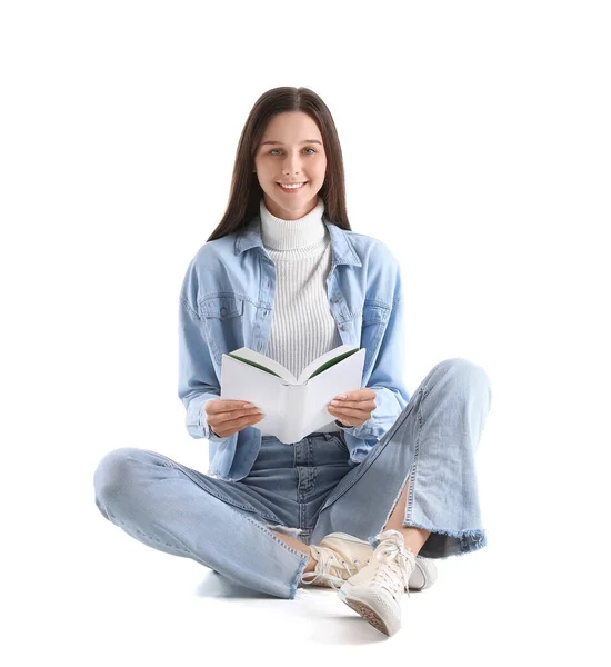 Hermosa Mujer Chaqueta Mezclilla Con Libro Sentado Sobre Fondo Blanco — Foto de Stock