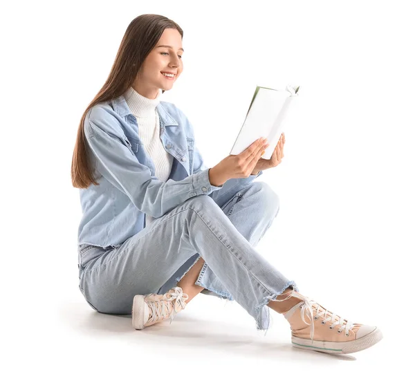 Όμορφη Γυναίκα Denim Σακάκι Διαβάζοντας Βιβλίο Λευκό Φόντο — Φωτογραφία Αρχείου