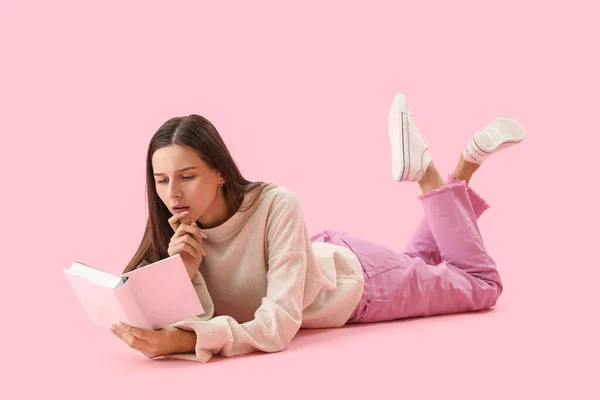 Красивая Женщина Читает Книгу Розовом Фоне — стоковое фото